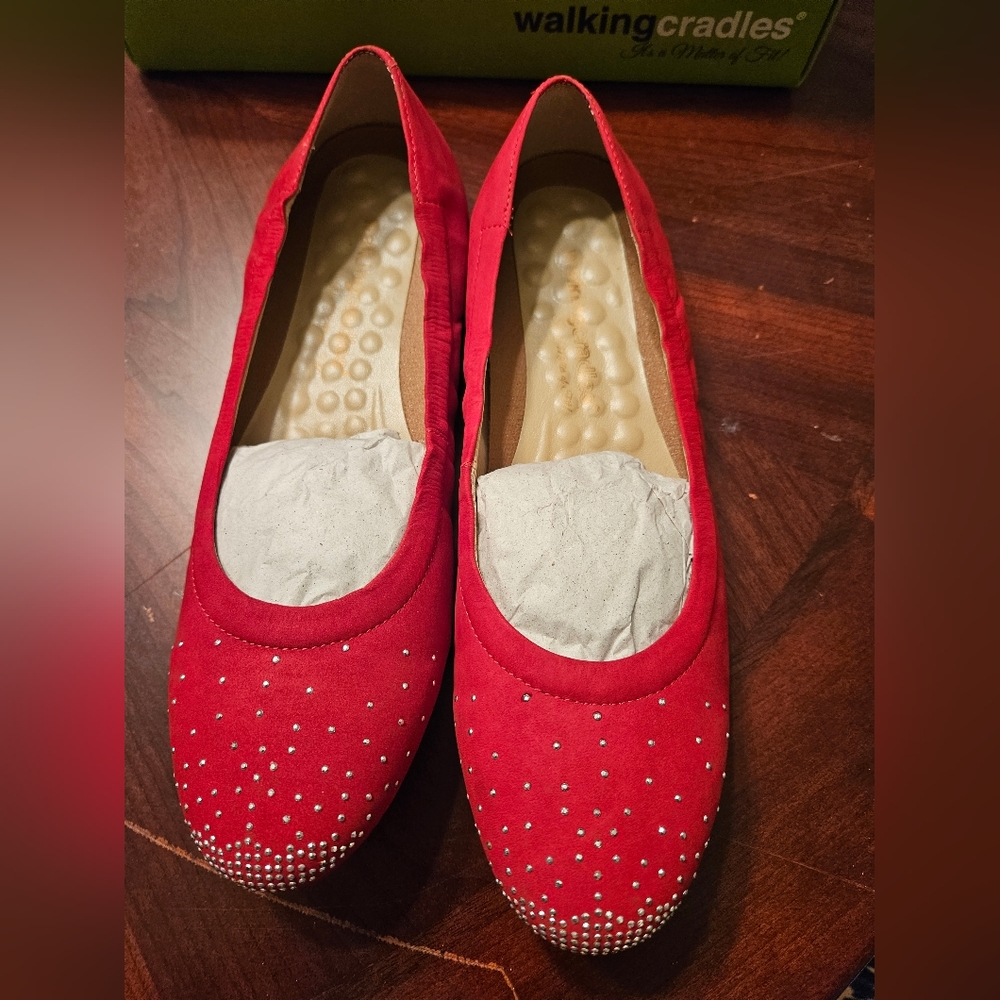Walking Cradles Women's size 10 red flats.